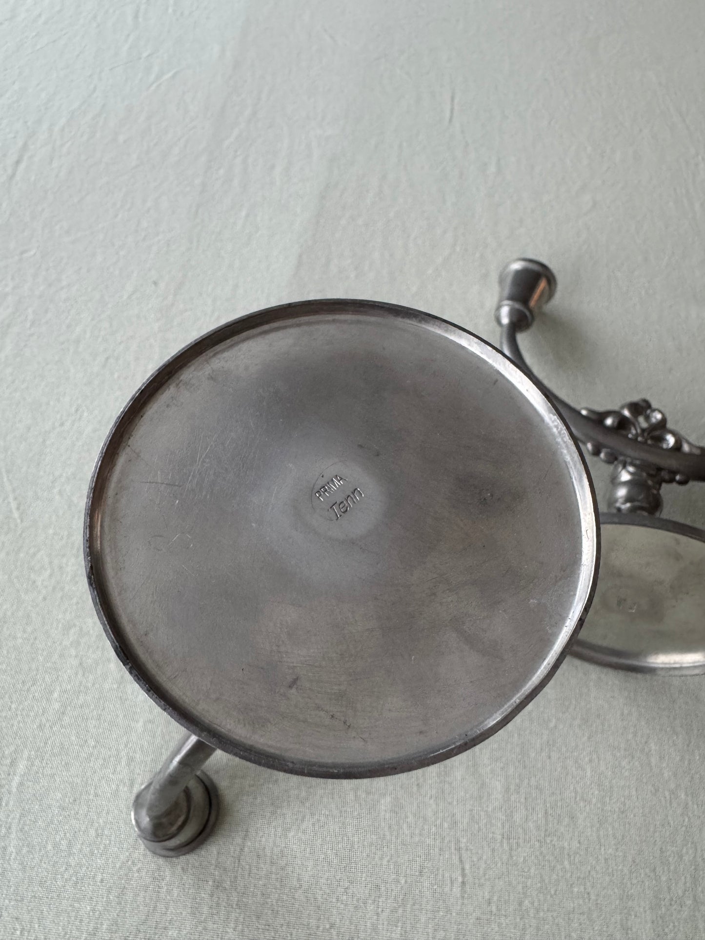 Paret tvåarmade ljusstakar i tenn