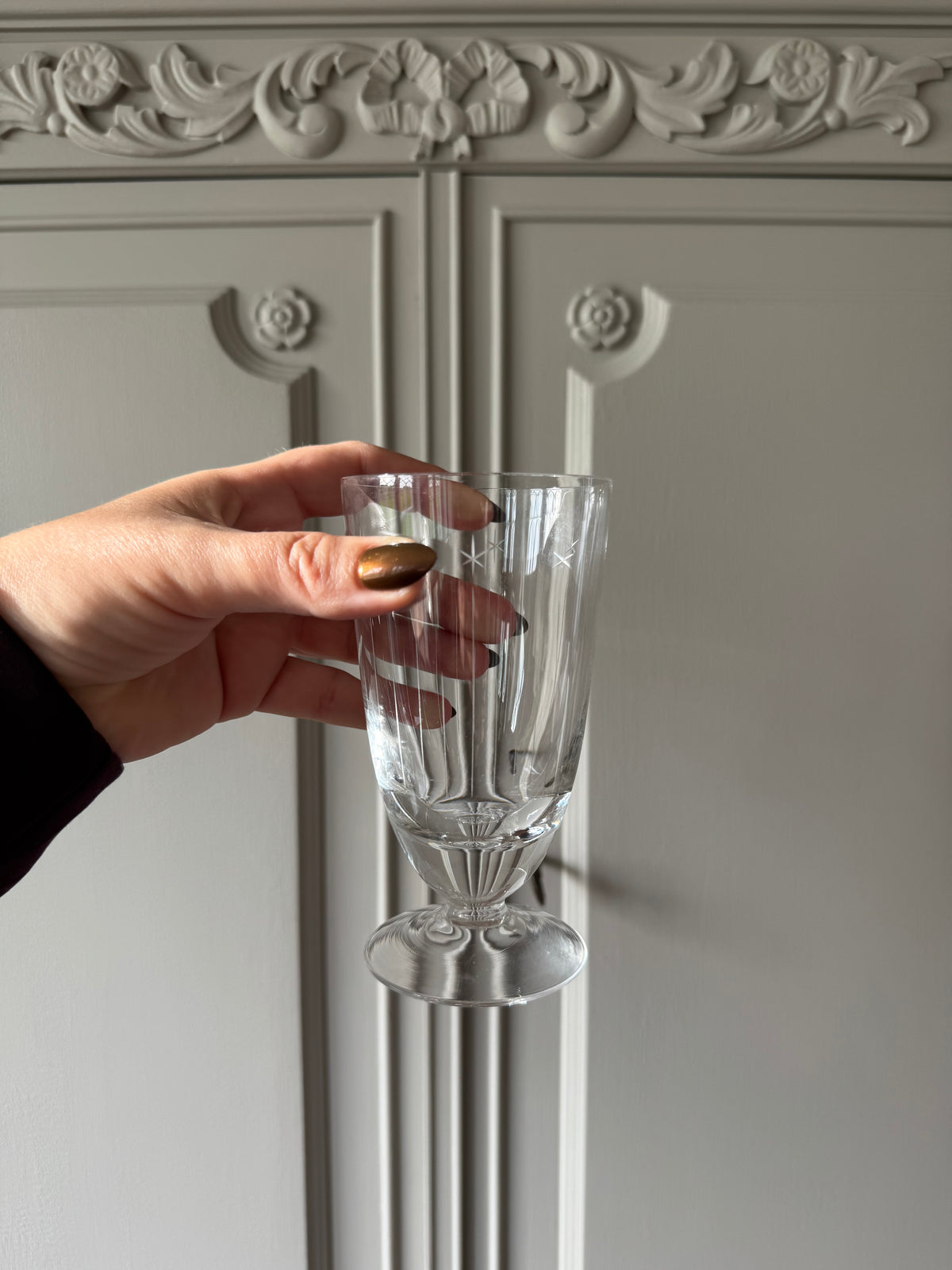 7 st glas på fot med slipat mönster
