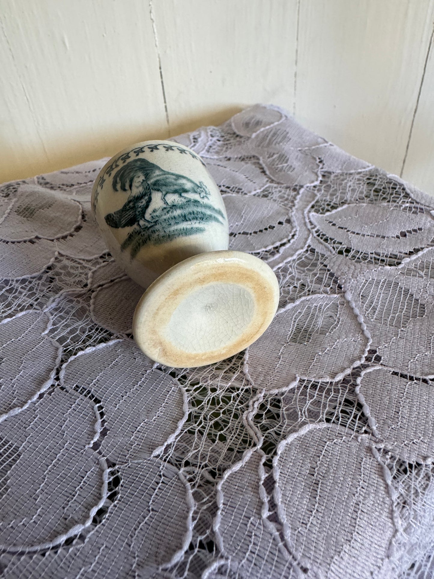 Äldre grön äggkopp, hönor