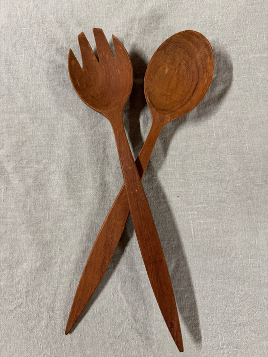 Salladsbestick i mörkt trä