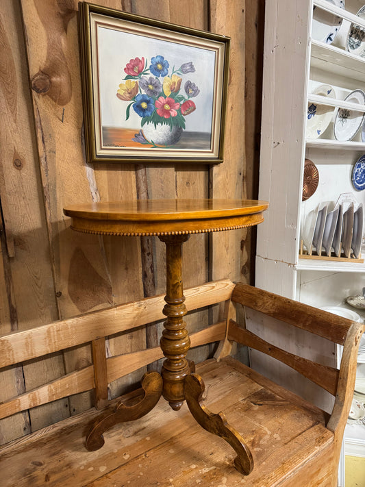 Sidobord i masurbjök med vackra detaljer