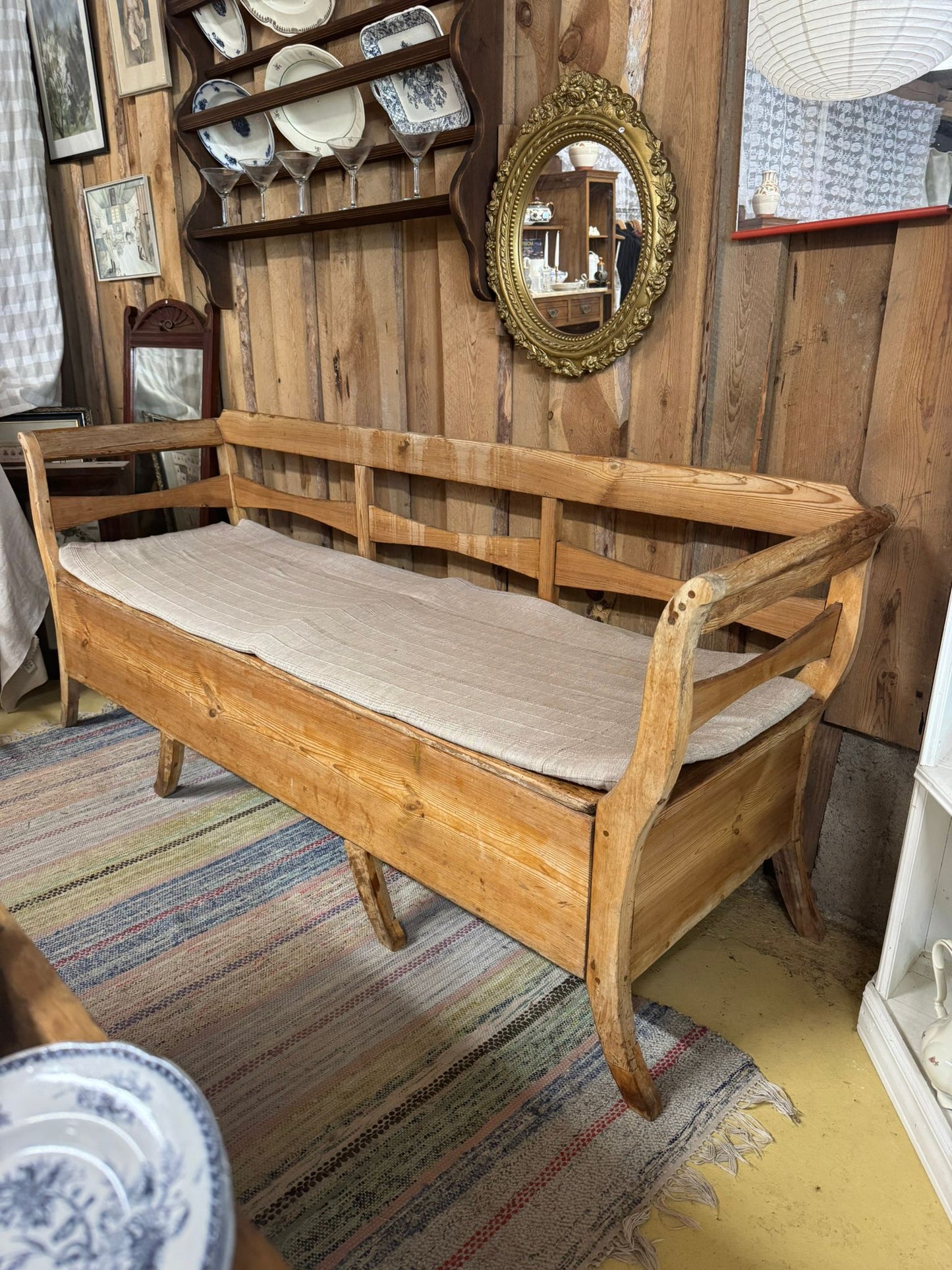 Äldre trären kökssoffa med förvaring