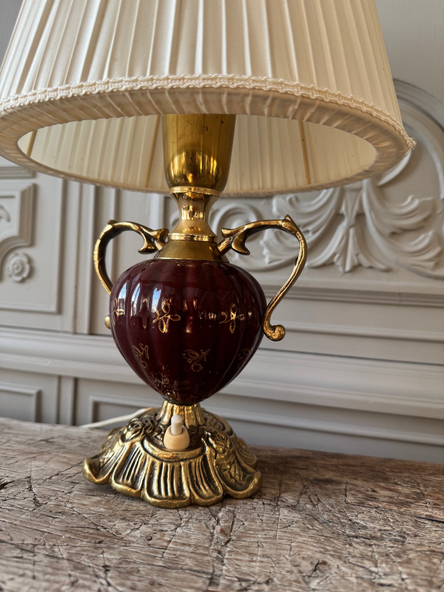 Bordslampa med hänklar och fot i mässing Ewa Värnamo