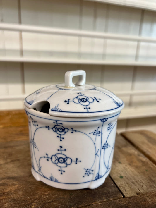 Porslinsskål med lock i blåvitt