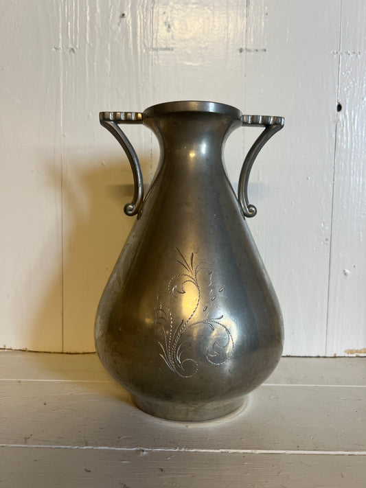 Vas i svenskt tenn med hänklar