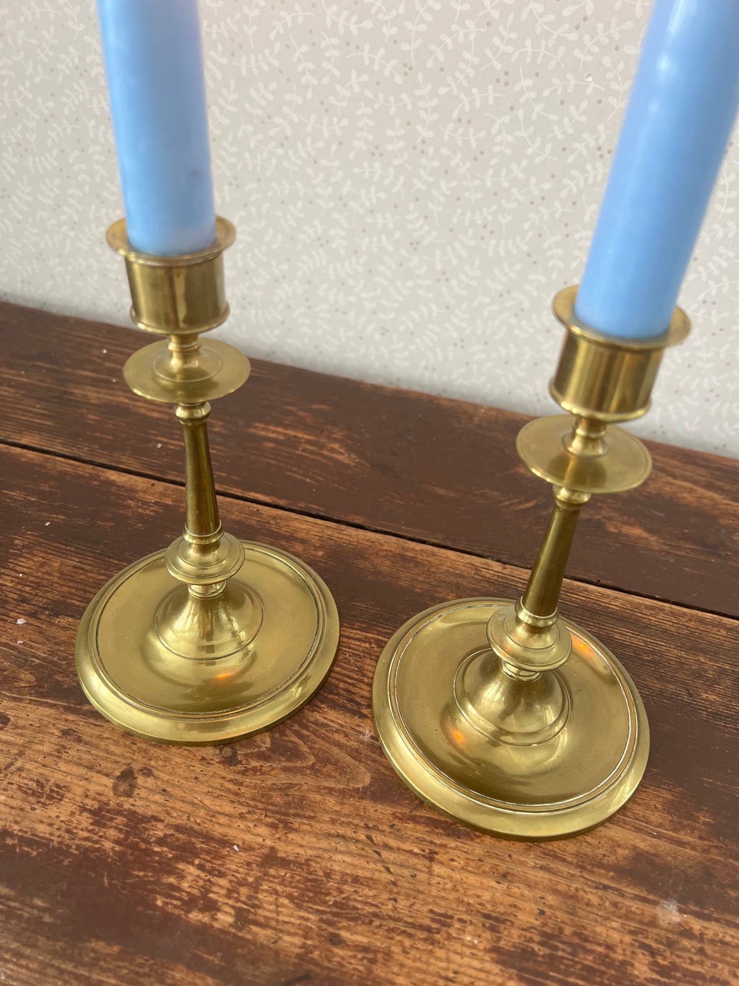 Paret mässingsljusstakar