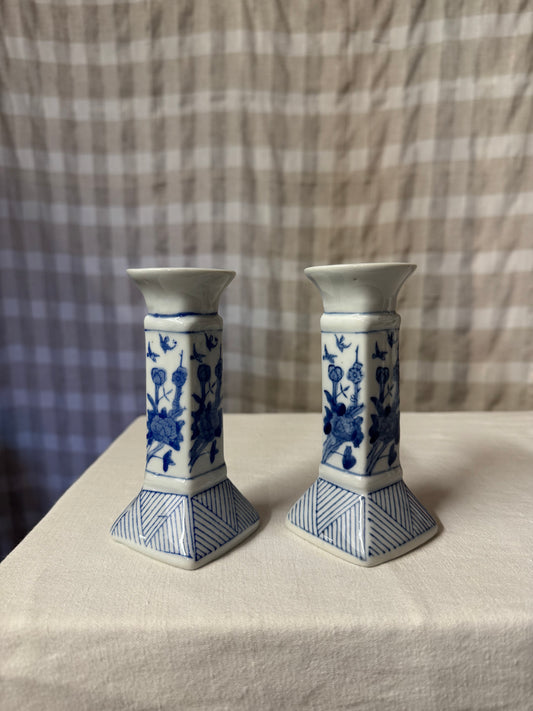 Paret kinesiska ljusstakar