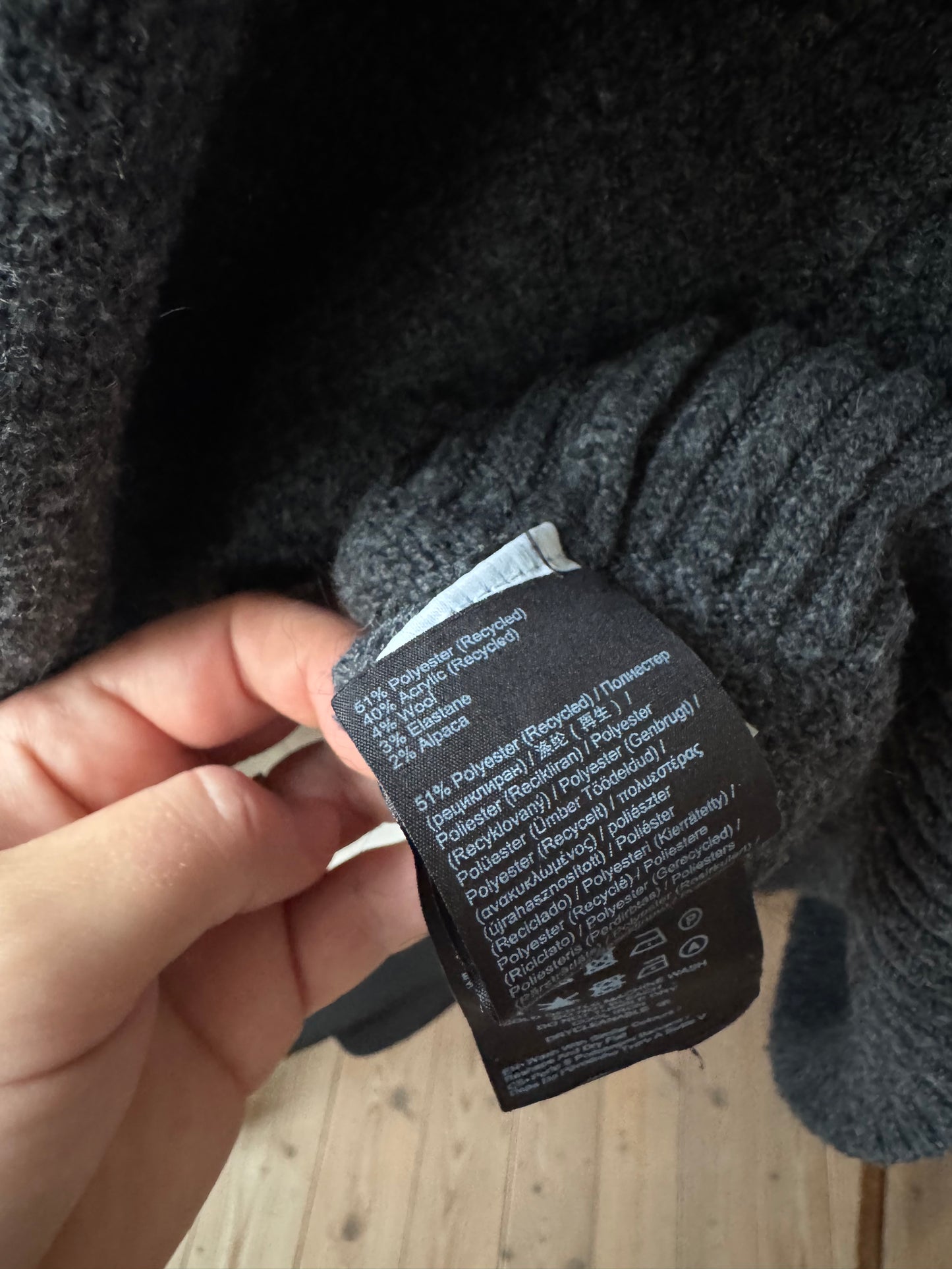 Stickad tröja i mörkgrått - Indiska