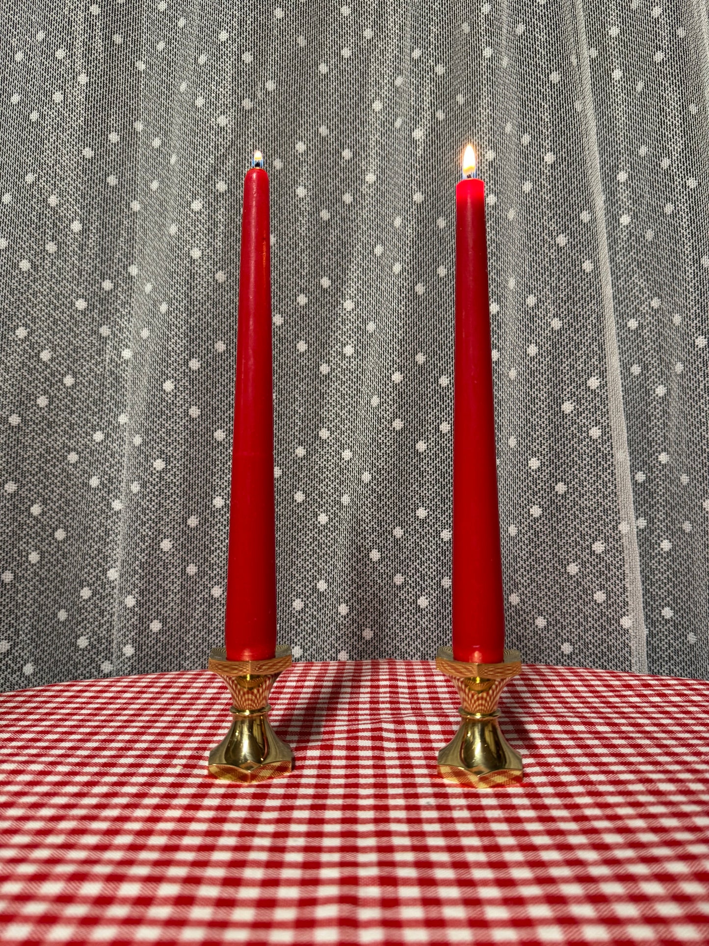 Två lägre mässingsljusstakar