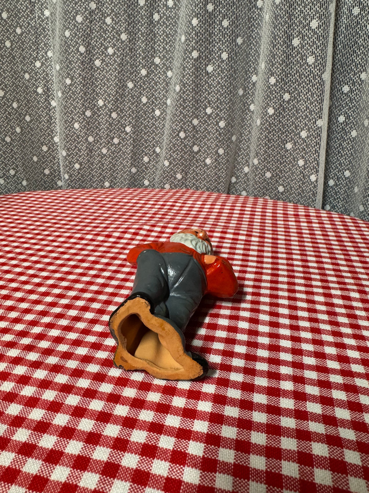 Äldre tomte med hållare för julgransljus