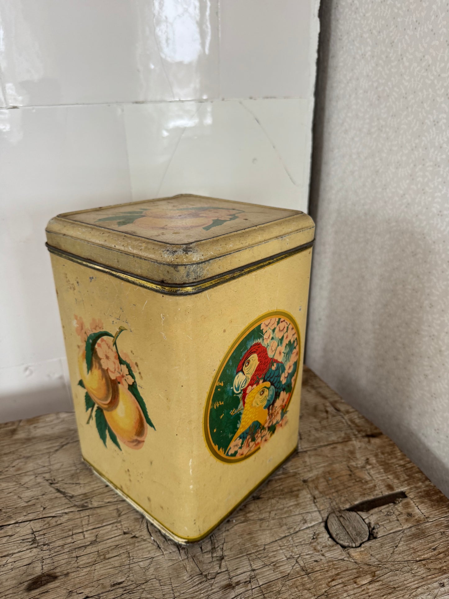 Plåtburk - papegoja och persika