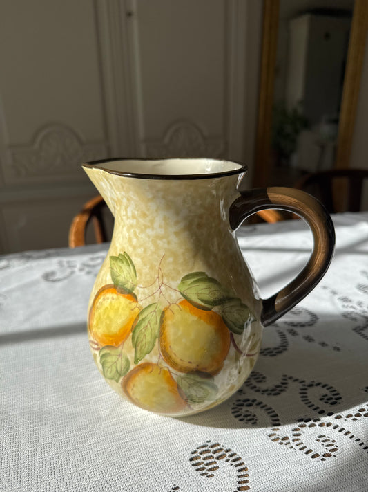 Handmålad kanna med fruktmotiv