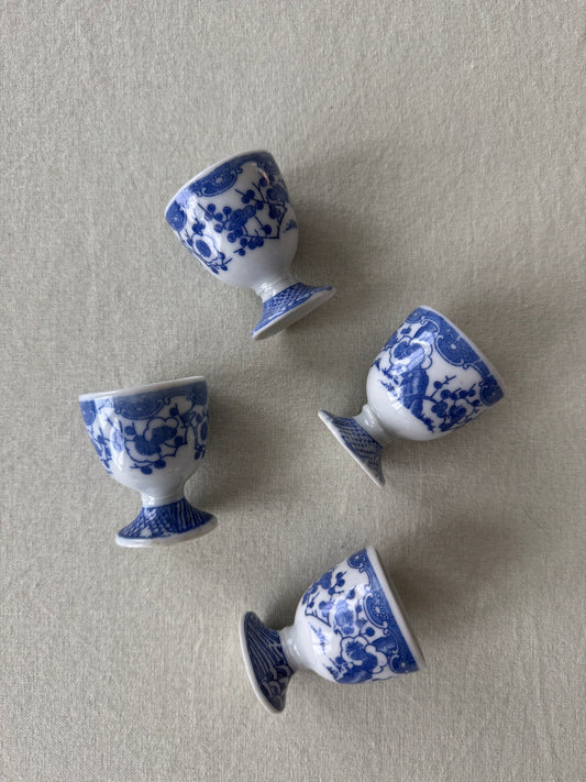 Fyra blåvita äggkoppar