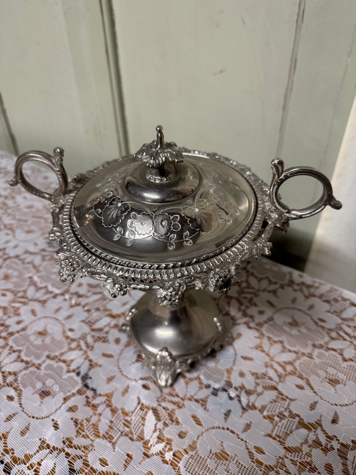 Bonbonjär med glasinsats vitmetall och nysilver, 1900-talets mitt