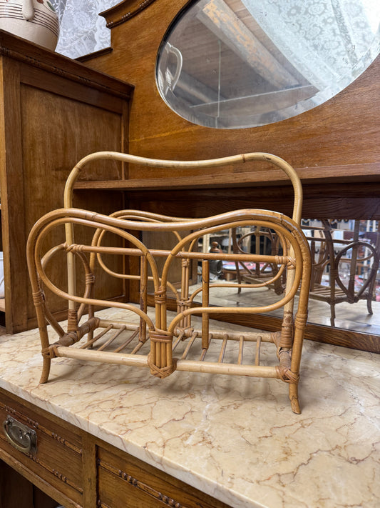 Tidningsställ i rotting