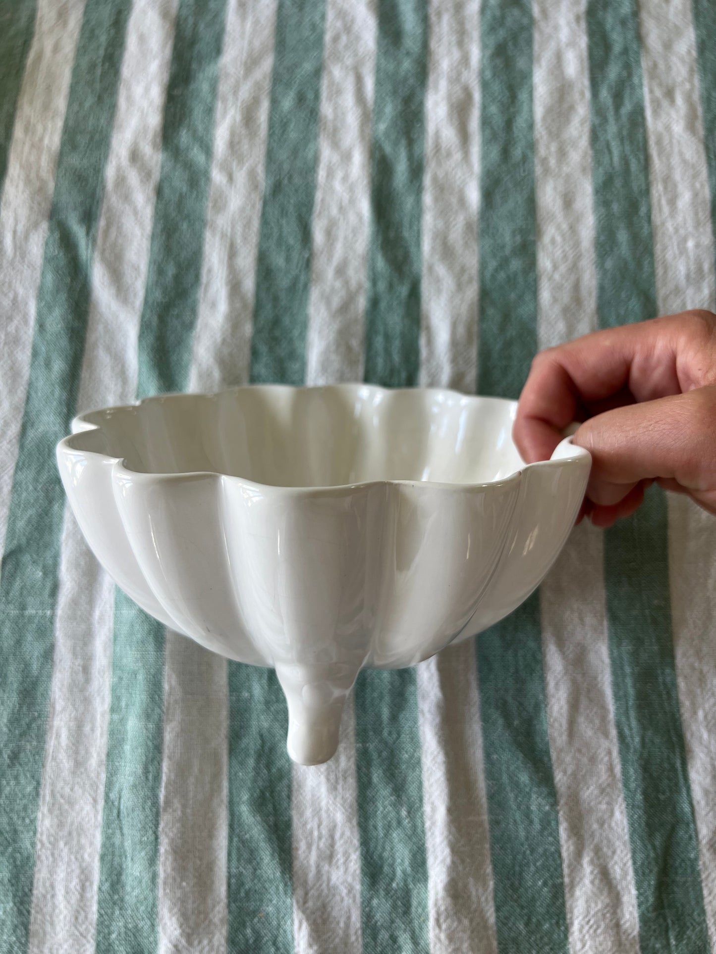 Skål på fot med vågad kant