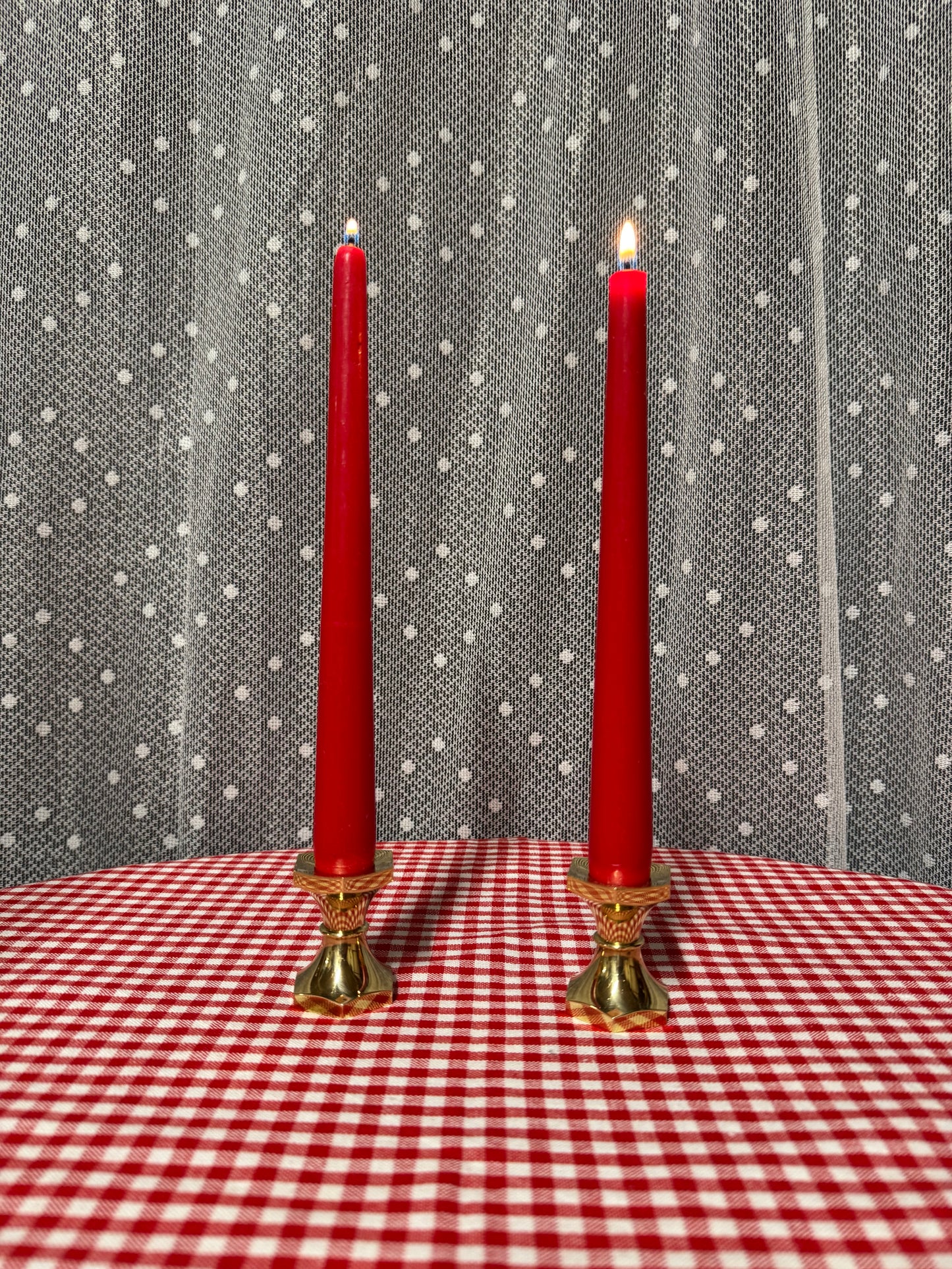 Två lägre mässingsljusstakar