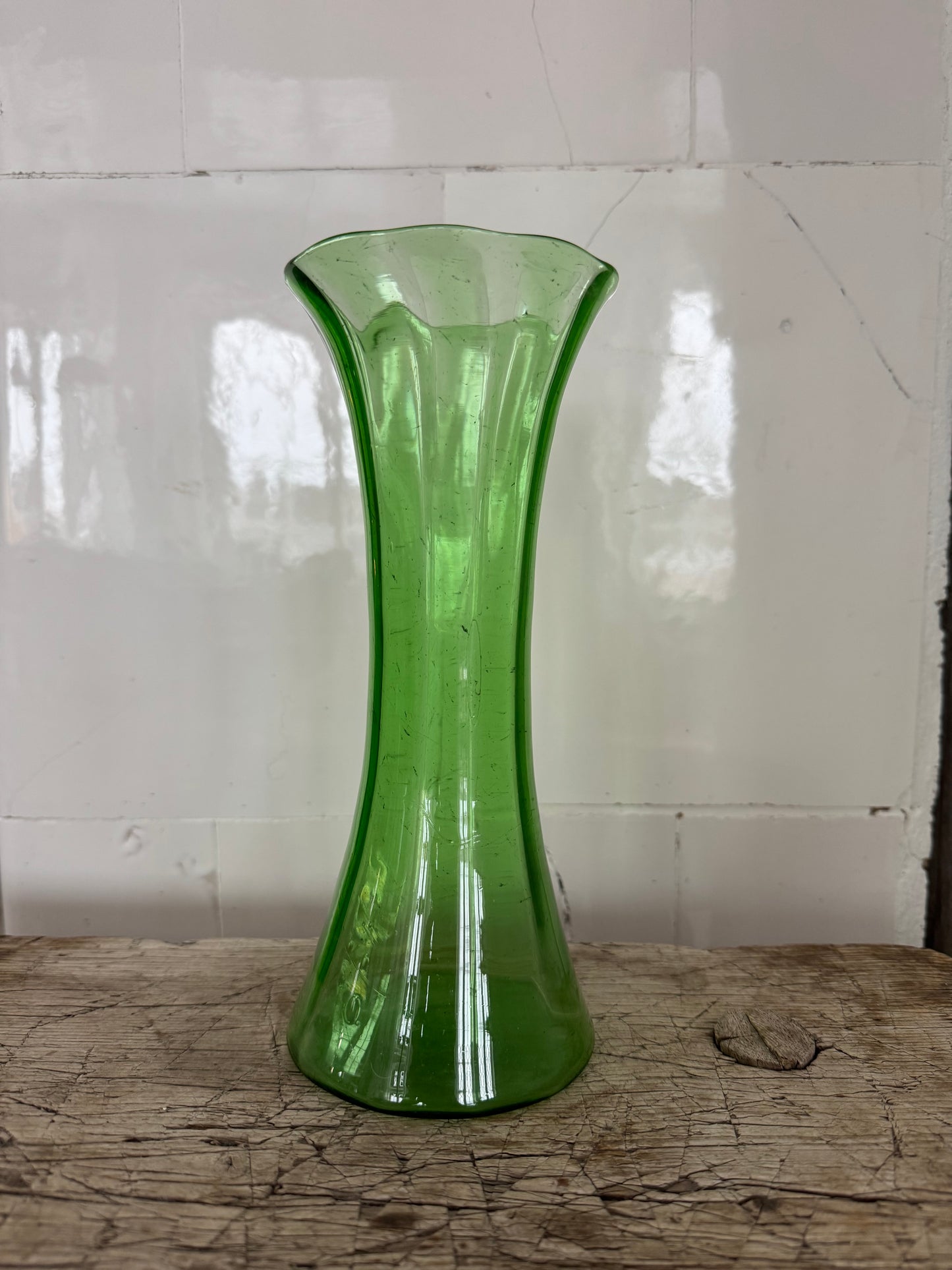 Grön munblåst vas i trumpetform 1800-tal