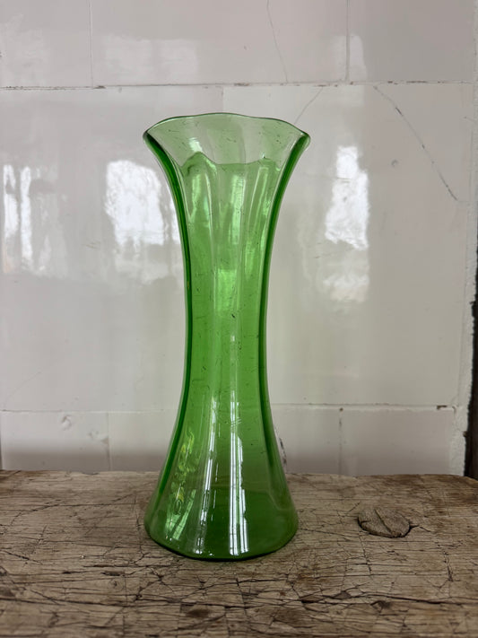 Grön munblåst vas i trumpetform 1800-tal
