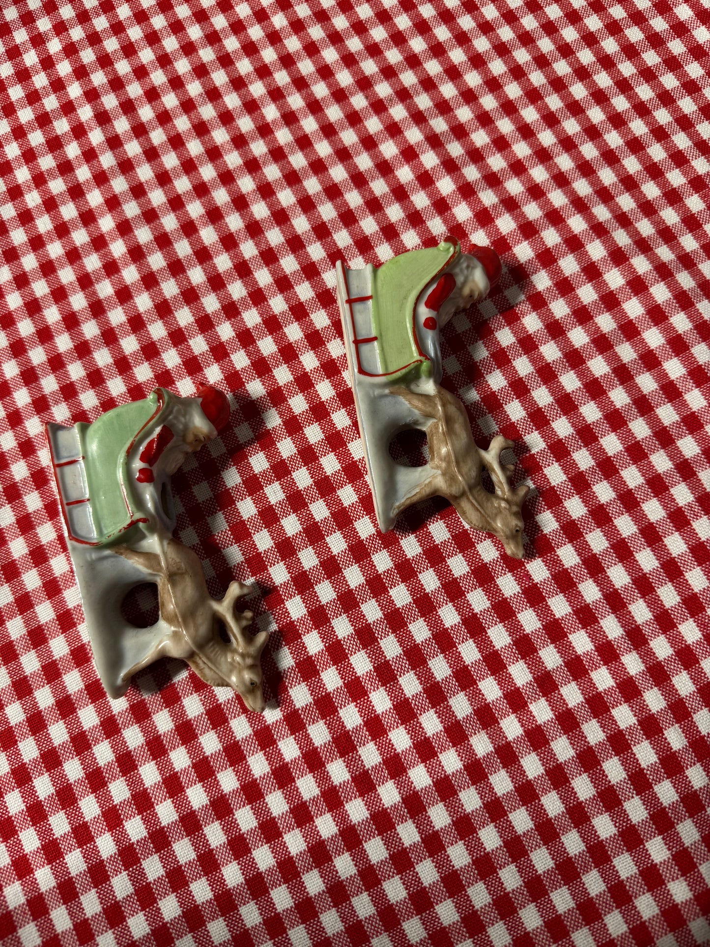 2 st tomtar med släde och ren i porslin för julgransljus