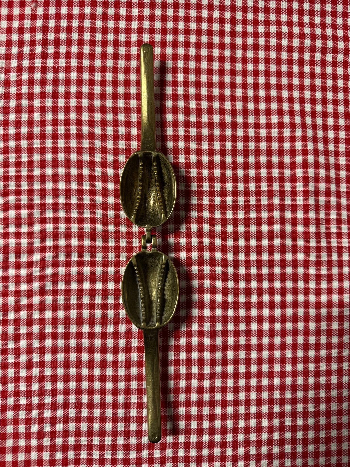 Äldre nötknäckare 1900-tal, valnöt i massiv mässing