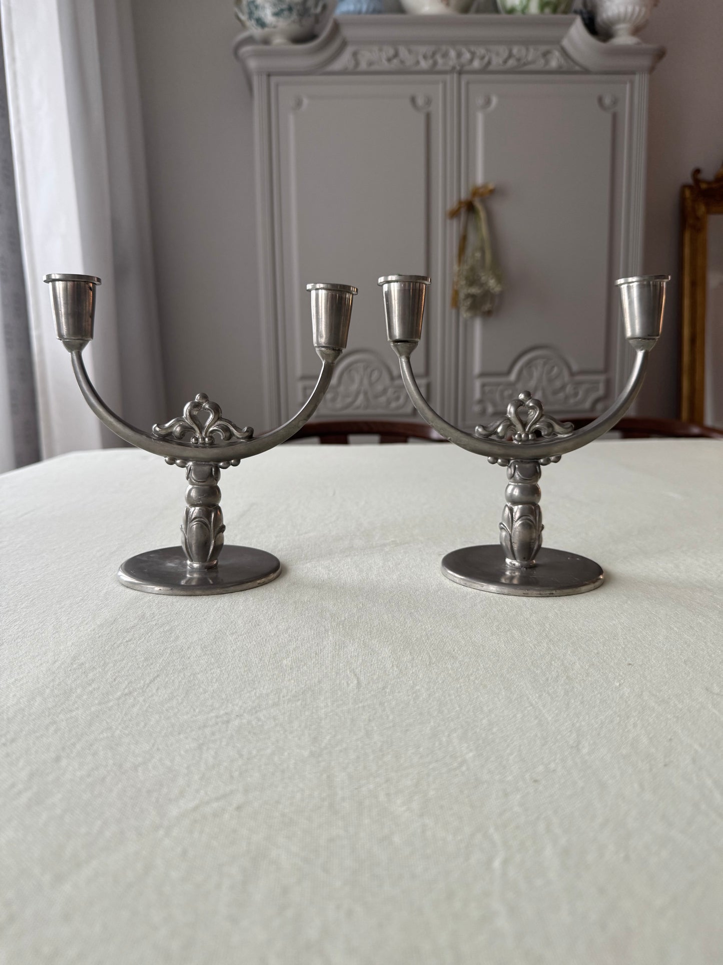 Paret tvåarmade ljusstakar i tenn