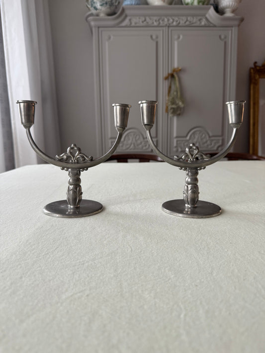 Paret tvåarmade ljusstakar i tenn