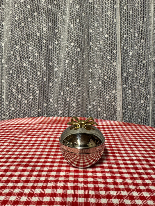 Rund ask i nysilver med guldfärgad rosett