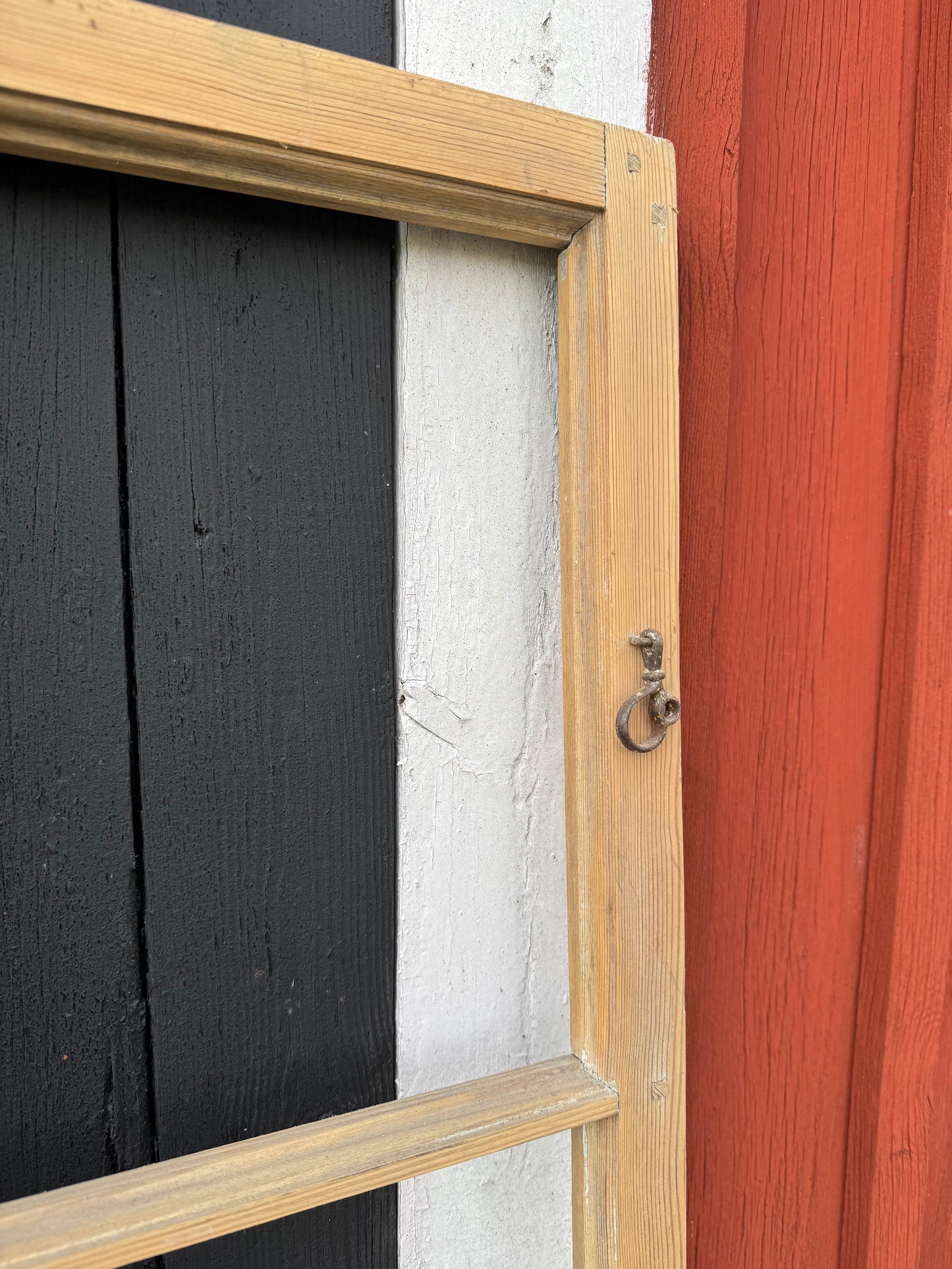 Äldre spröjsat fönster, fönsterbåge, byggnadsvård