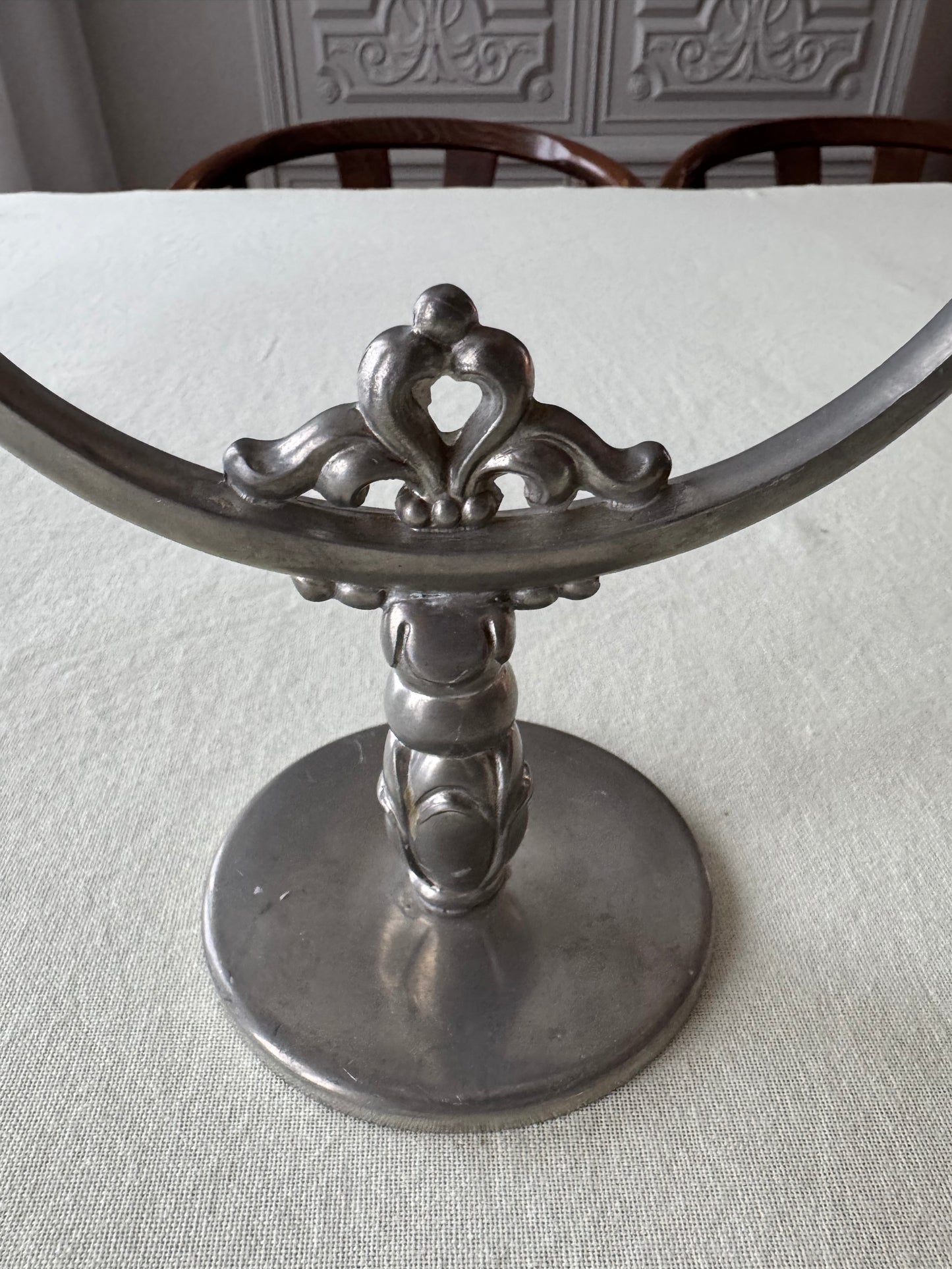 Paret tvåarmade ljusstakar i tenn