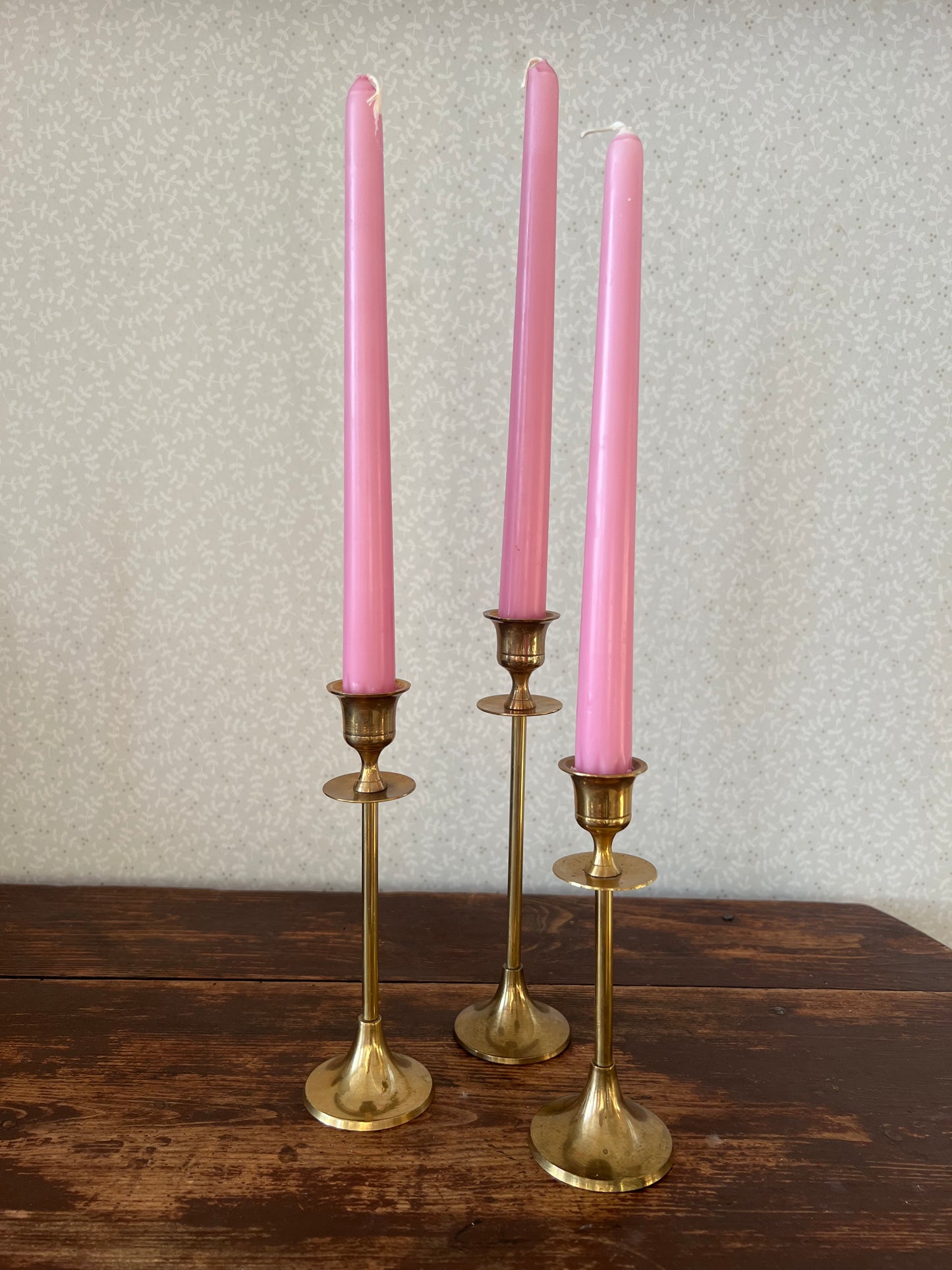 Triss i mässingsljussakar i olika nivå