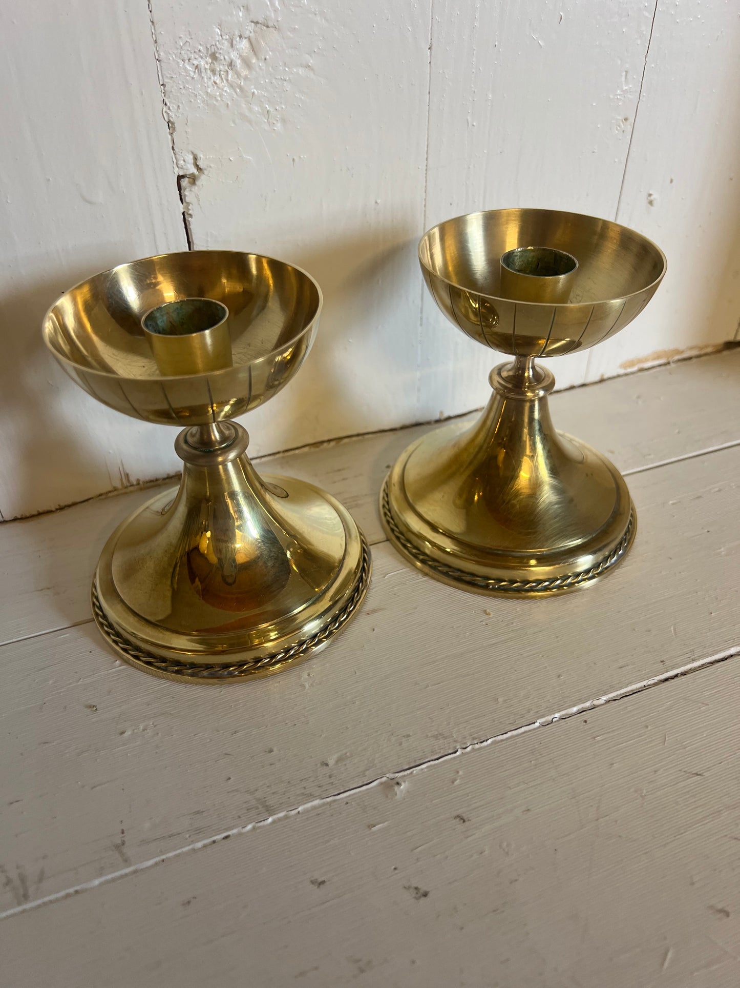 Paret mässingsljusstakar i kupa