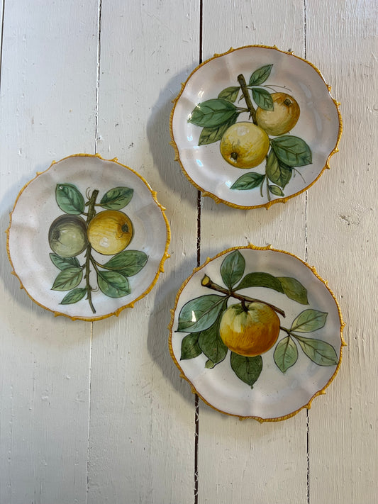 Tre små fat med frukt