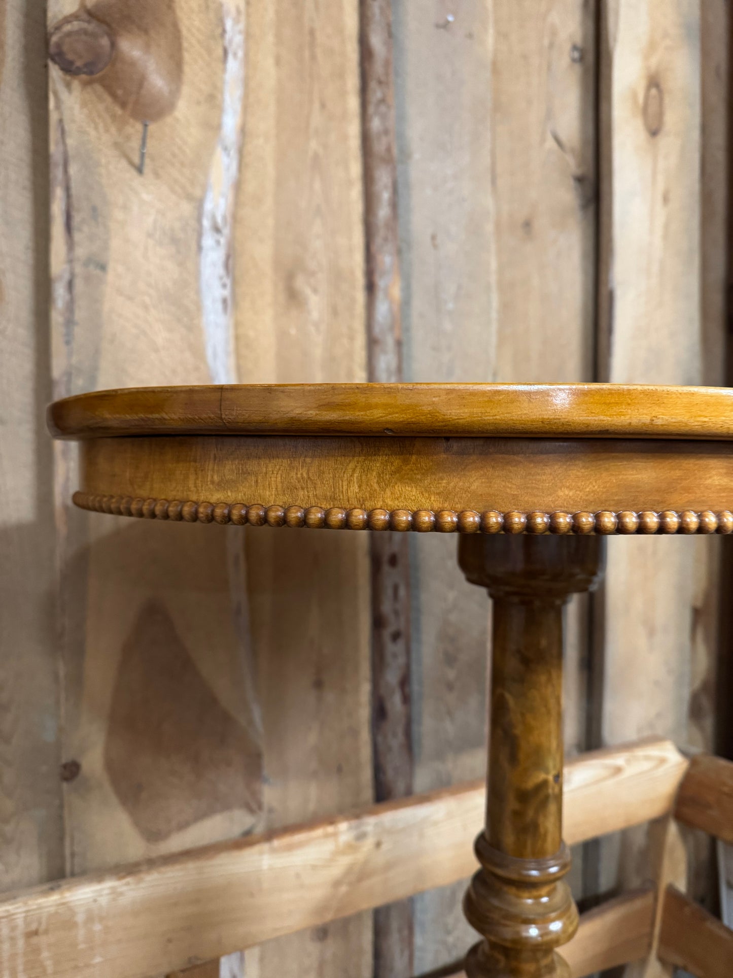 Sidobord i masurbjök med vackra detaljer