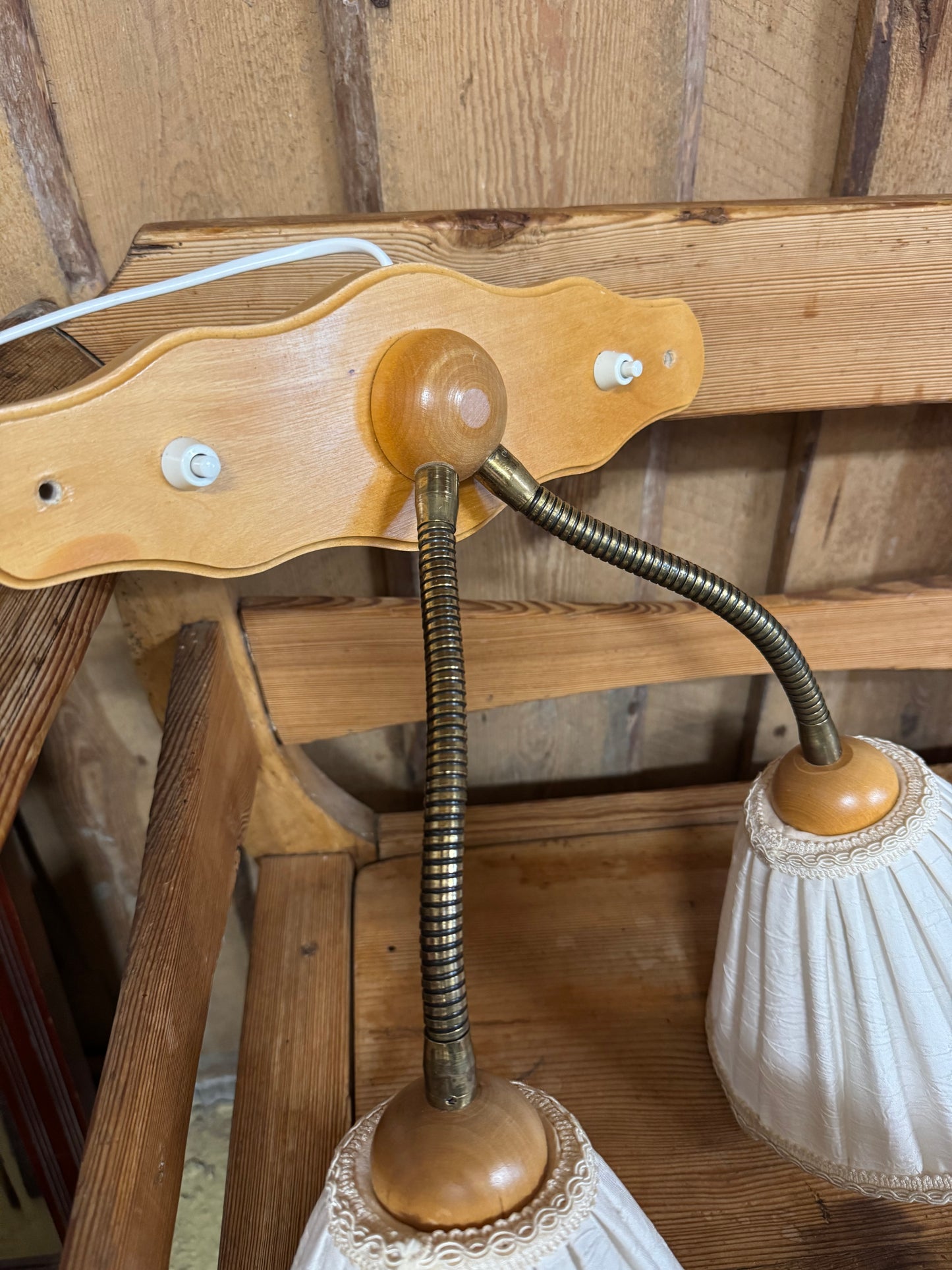 Tvåarmad lampa med skärmar