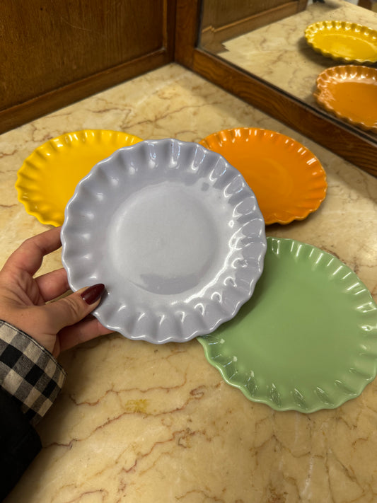 4st assietter med volang