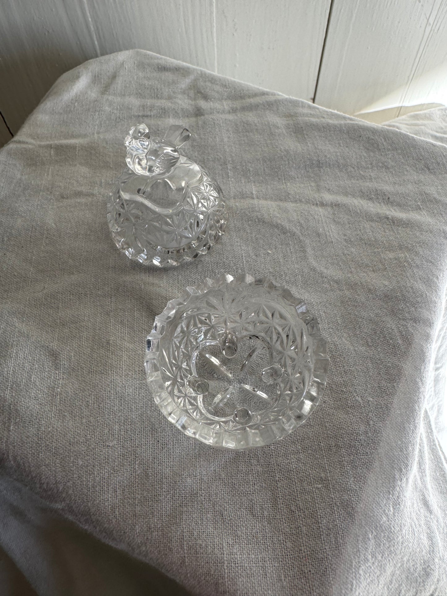 Saltskål på fot i glas med fågel