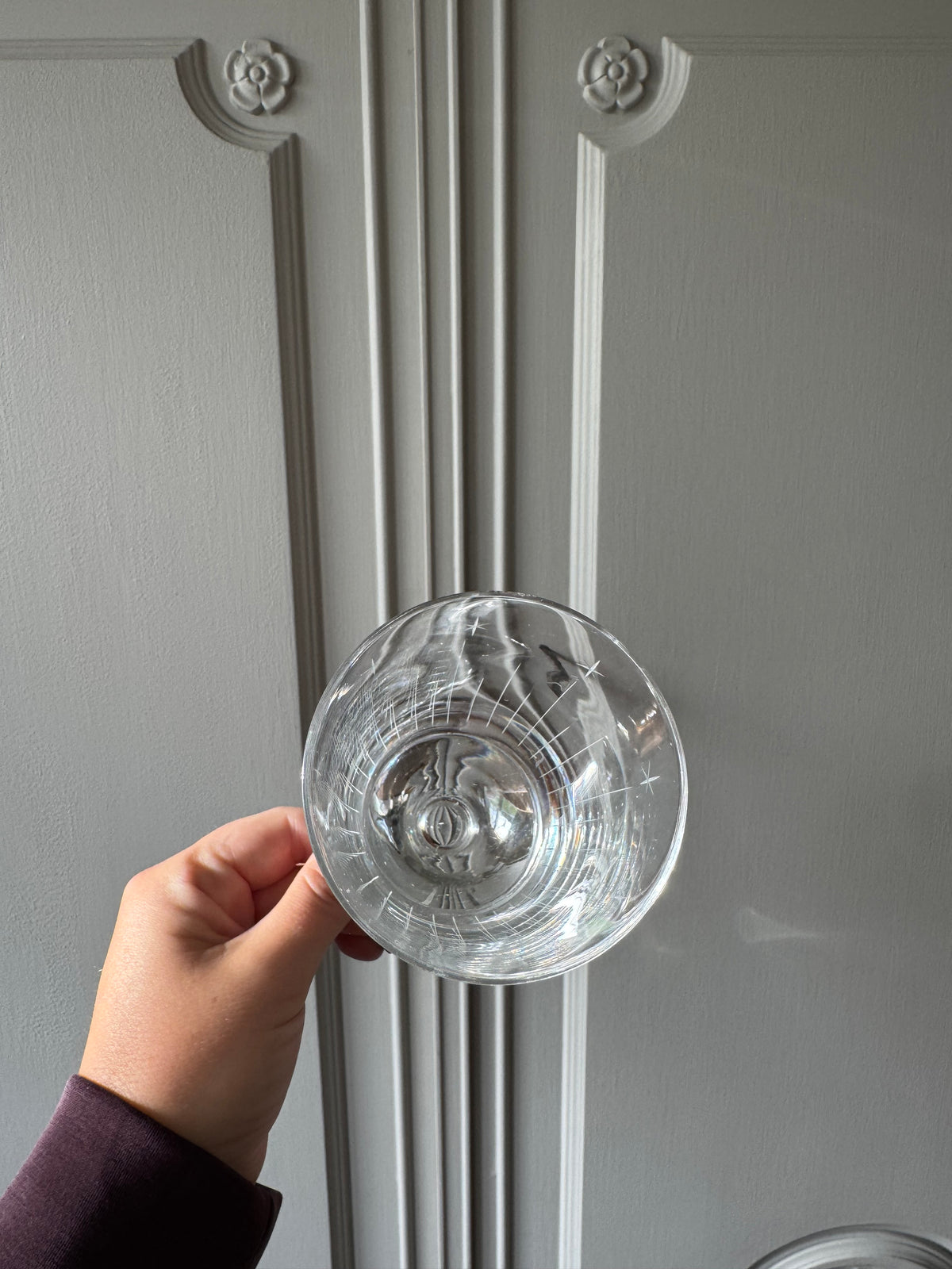 7 st glas på fot med slipat mönster
