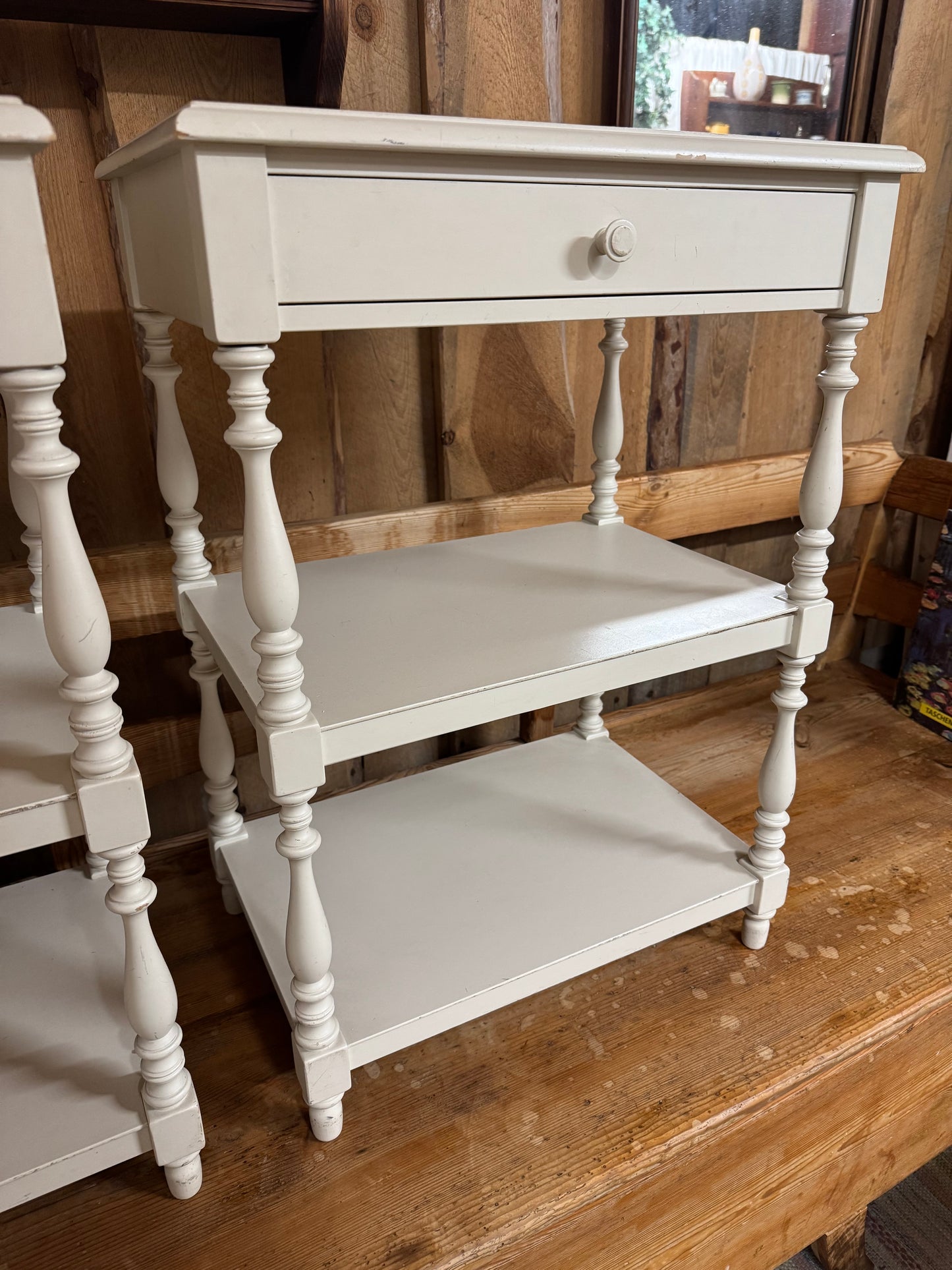 Paret sängbord, 1900-tal