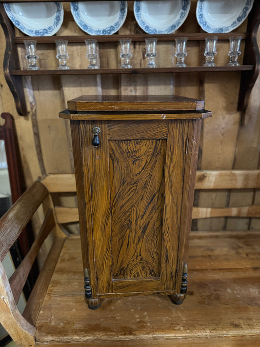 Pottskåp mörkt trä tidigt 1900-tal