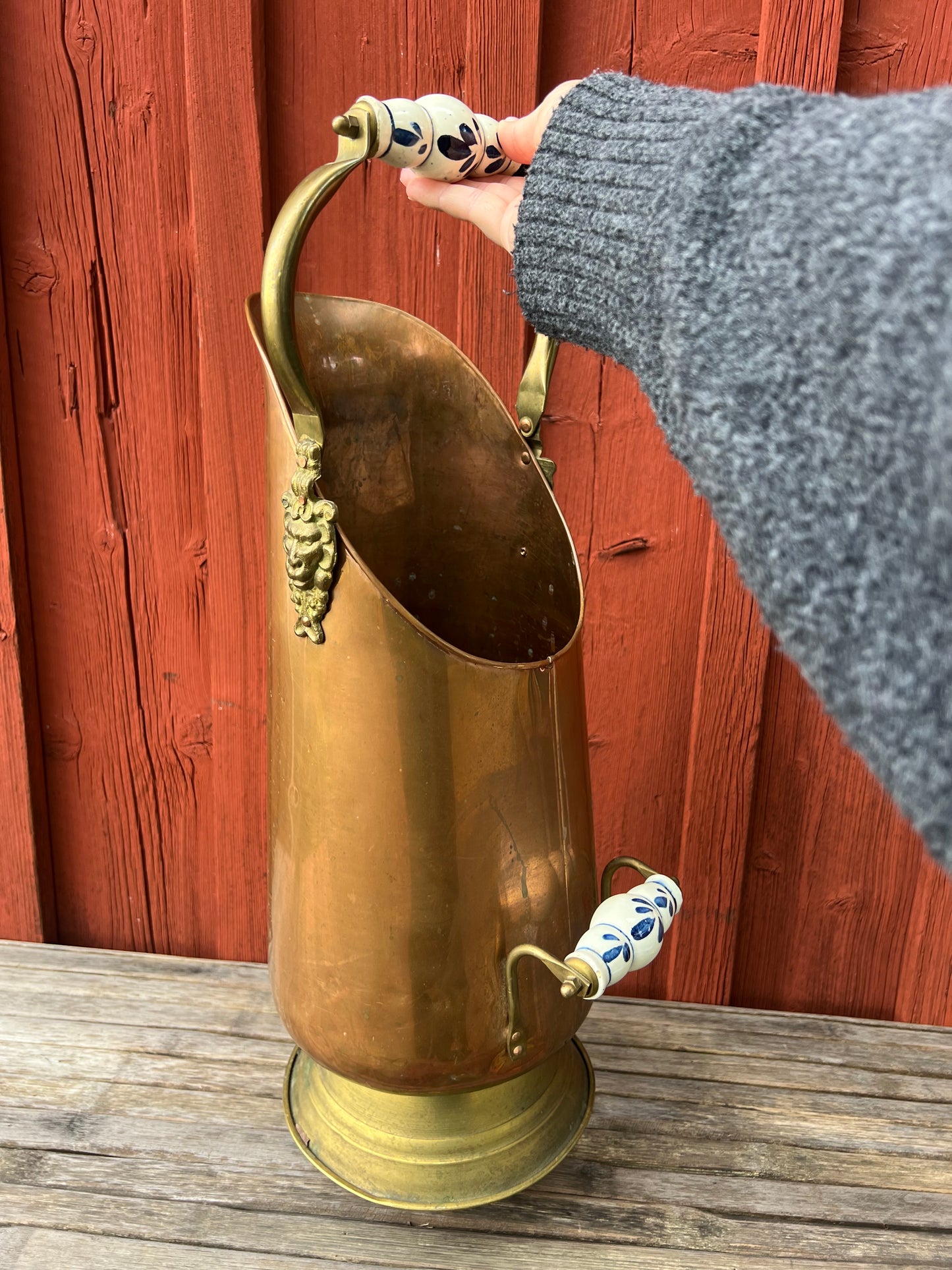 Kolhämtare i koppar med porslinshandtag