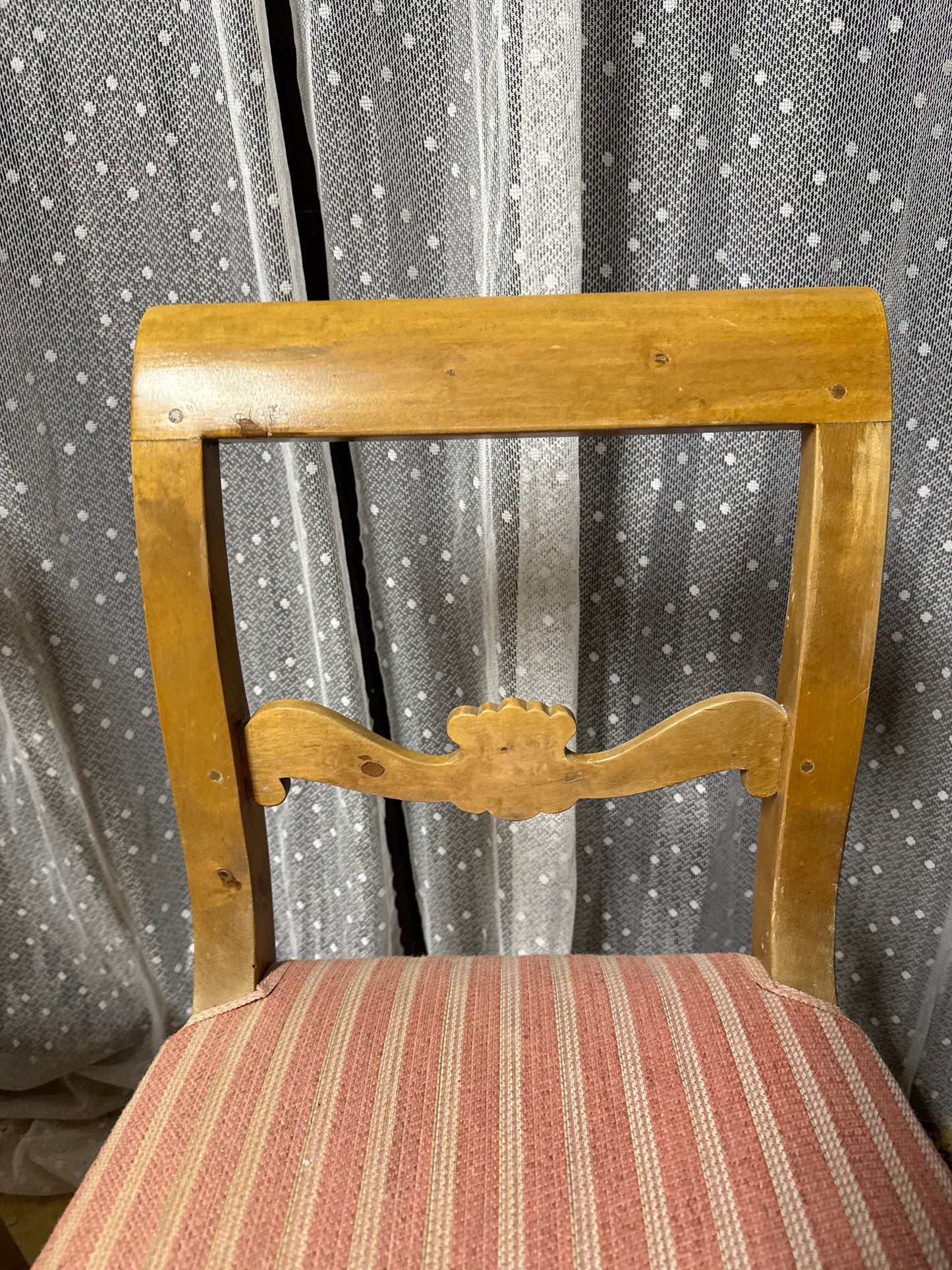 Paret stolar med rosa sits