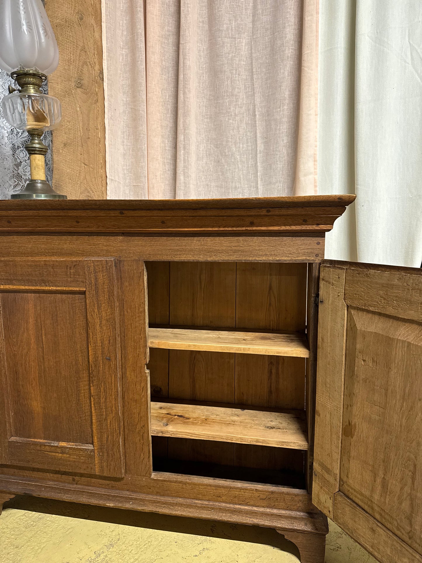 Mörkt gediget skåp