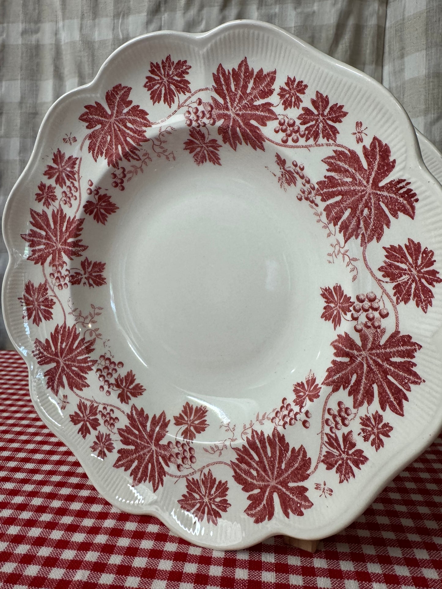 Röd vinranka djup tallrik Gefle Sweden