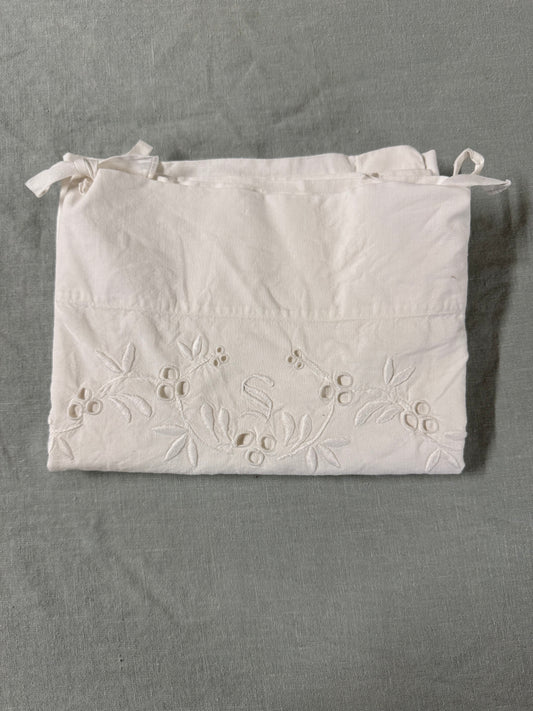 Örngott med brodyr och knyt, S