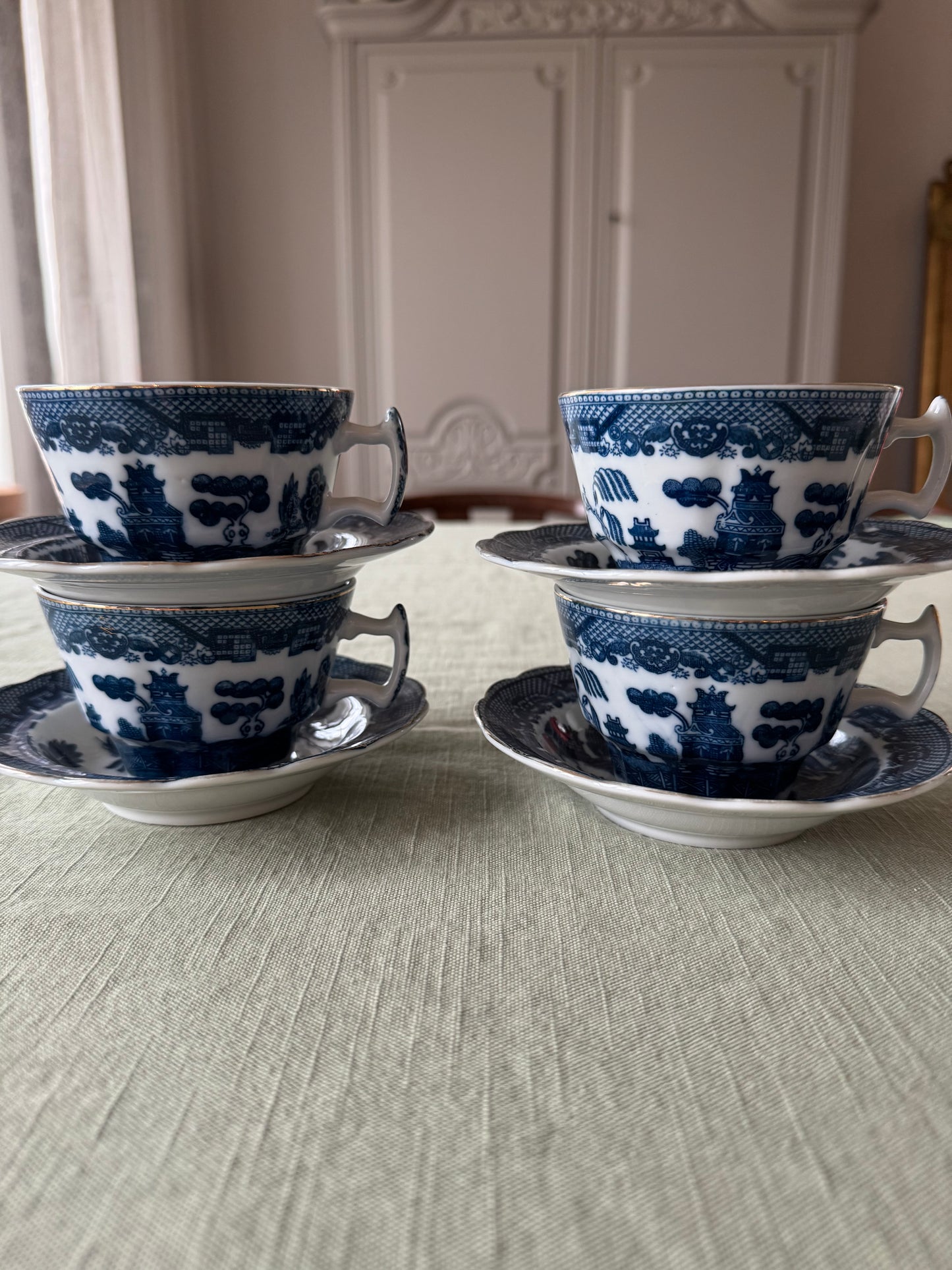 4st kaffekoppar med fat i Blue Willow-mönster