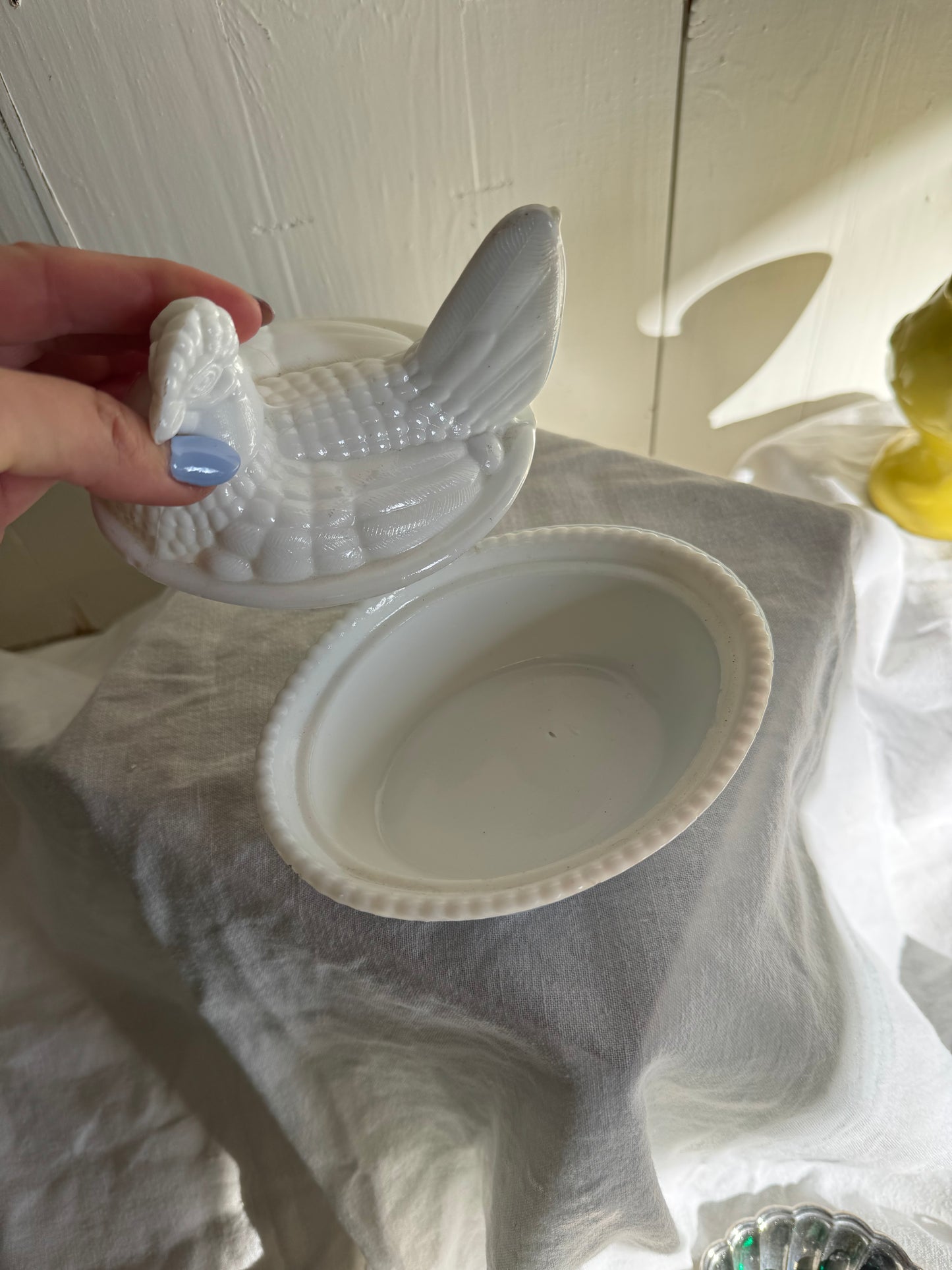 Höna - äggömma i vitt mjölkglas