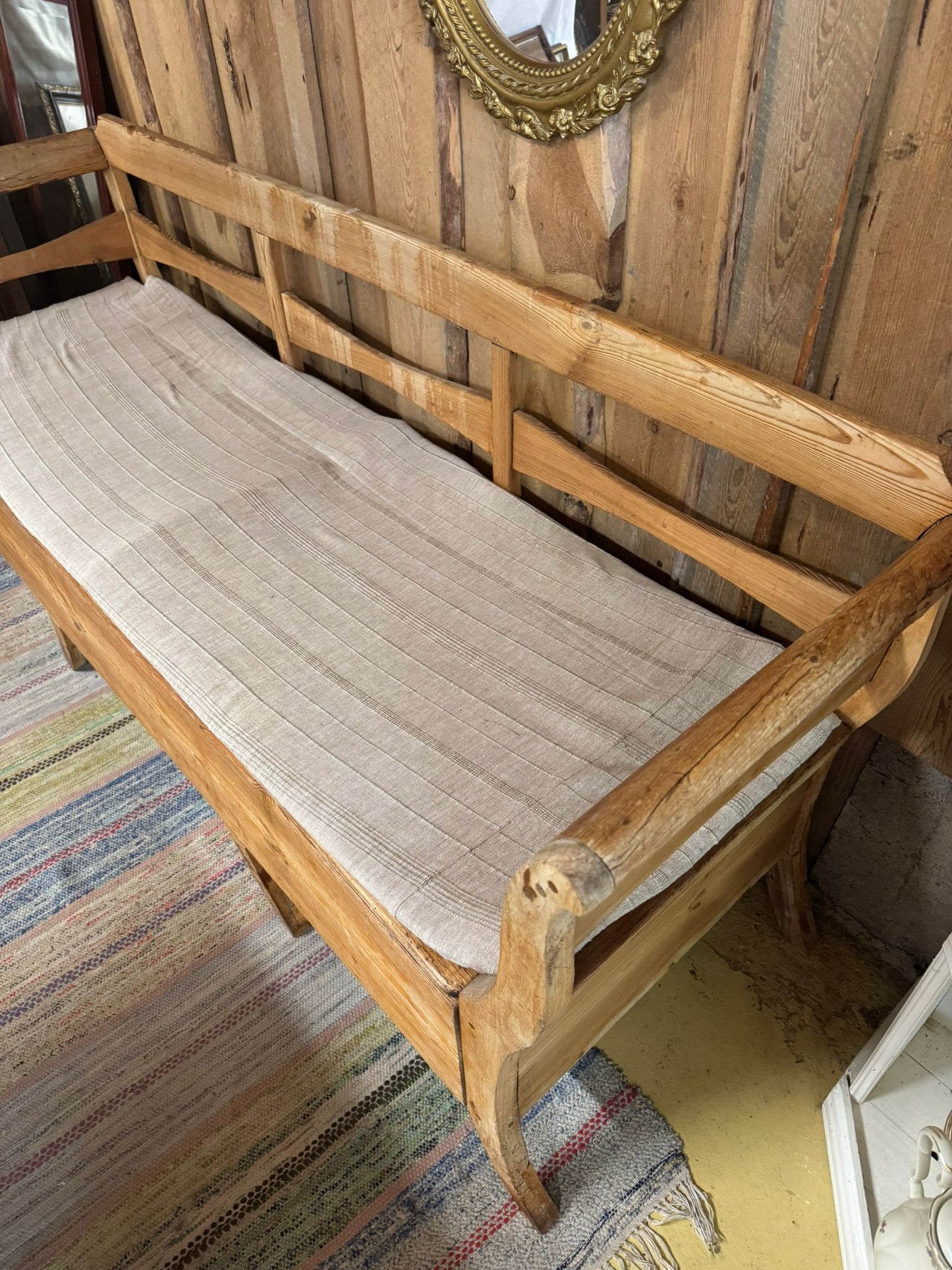 Äldre trären kökssoffa med förvaring