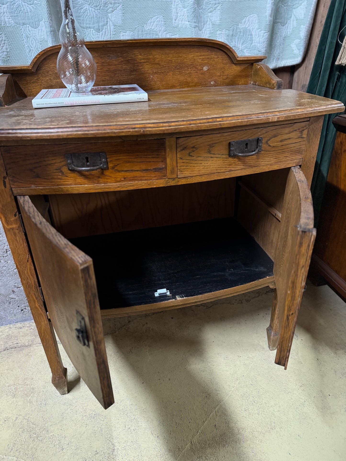 Skänk i mörkt trä med lådor och skåp