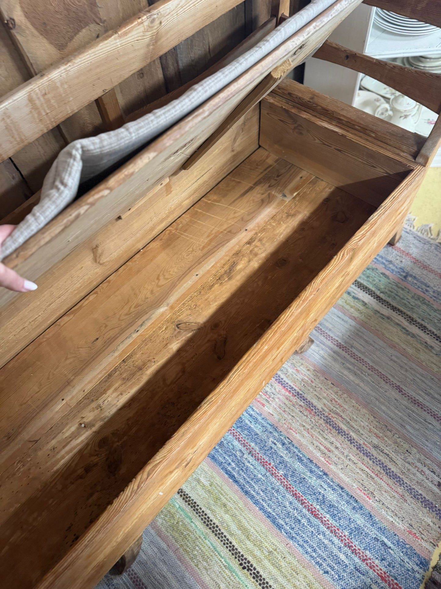 Äldre trären kökssoffa med förvaring